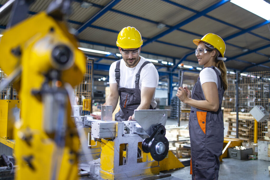 Equipo de operarios trabajando juntos en una línea de producción